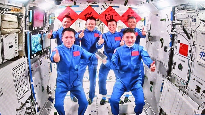 Astronautas da Shenzhou-18 entram na estação espacial