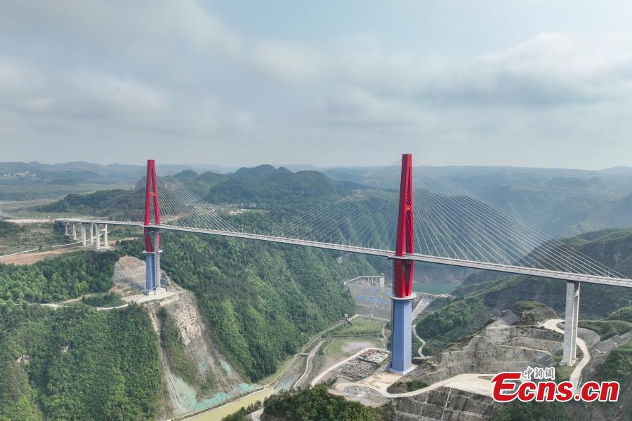 Primeira ponte estaiada do mundo construída em geologia acidentada no sudoeste da China