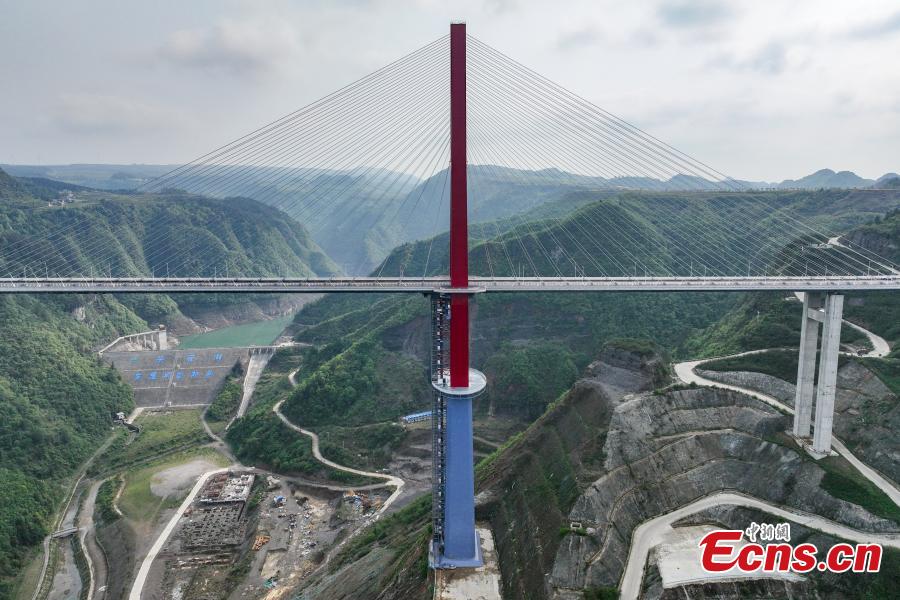 Primeira ponte estaiada do mundo construída em geologia acidentada no sudoeste da China