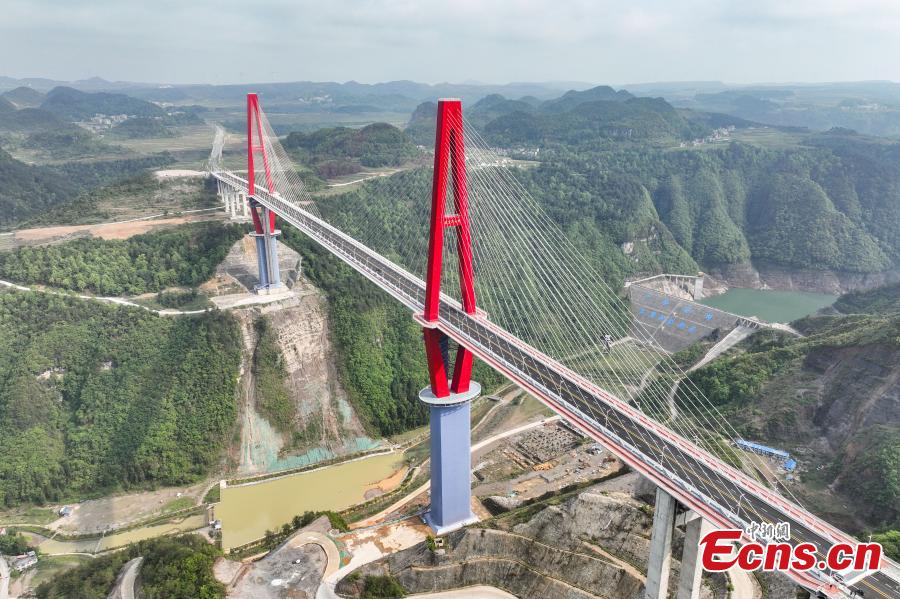 Primeira ponte estaiada do mundo construída em geologia acidentada no sudoeste da China