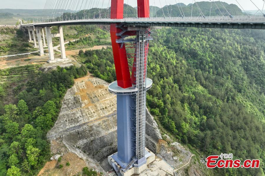 Primeira ponte estaiada do mundo construída em geologia acidentada no sudoeste da China