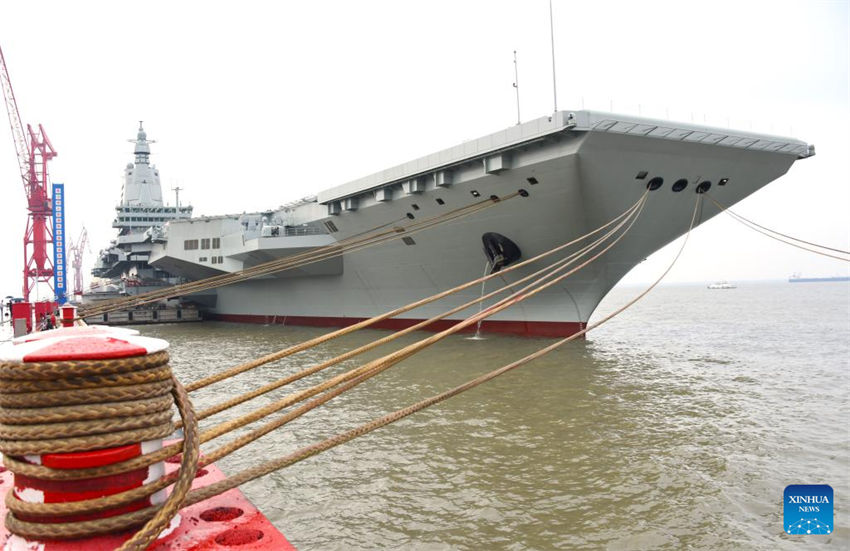 Porta-aviões chinês Fujian parte para primeiros testes no mar