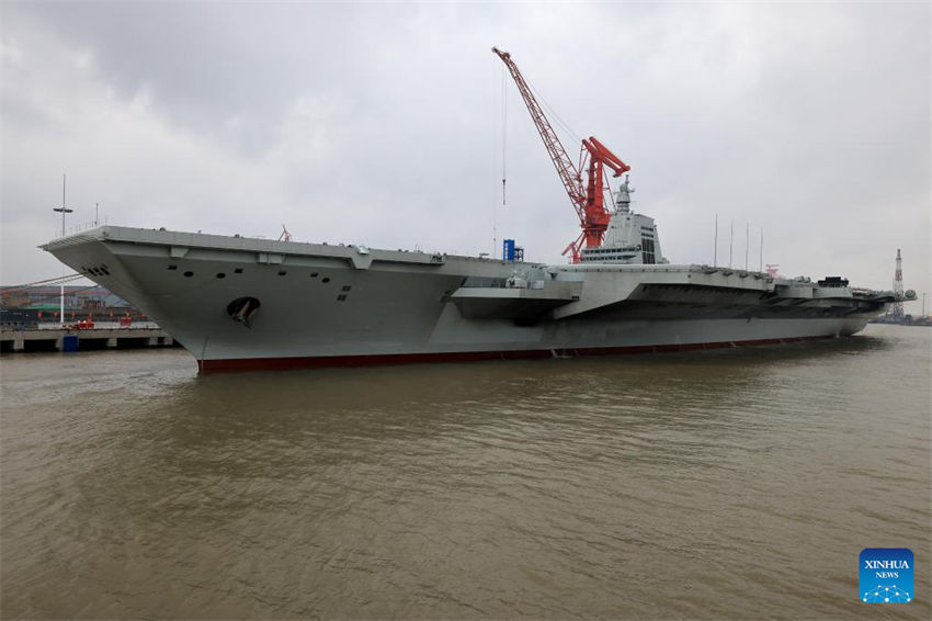 Porta-aviões chinês Fujian parte para primeiros testes no mar