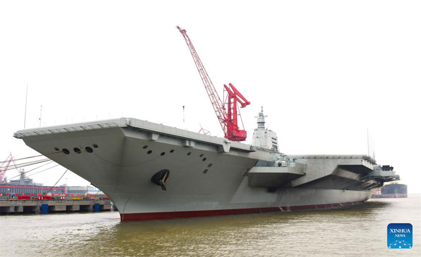 Porta-aviões chinês Fujian parte para primeiros testes no mar