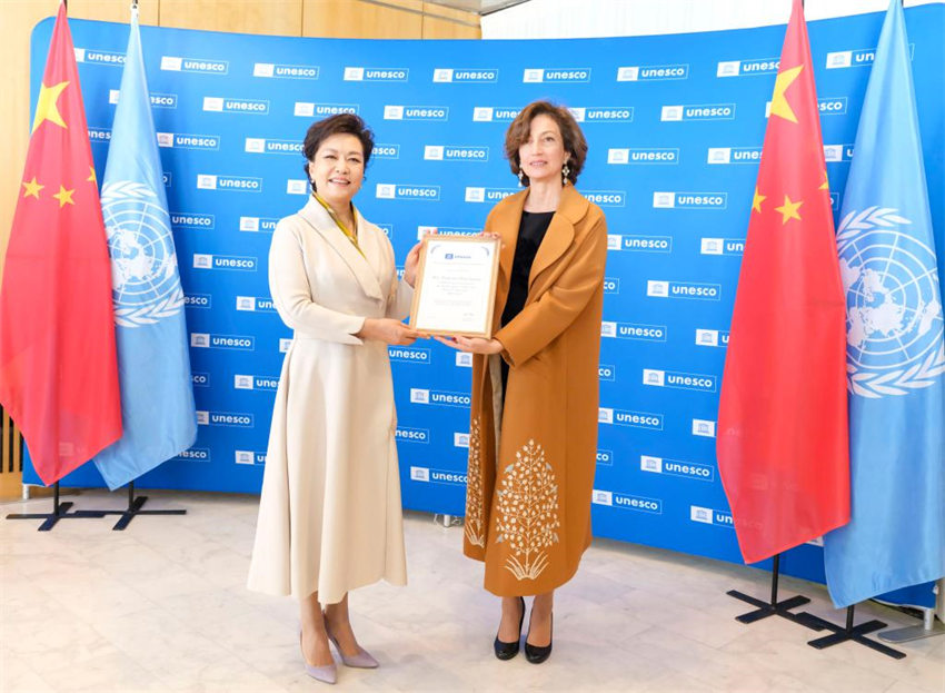 Peng Liyuan visita sede da UNESCO e reúne-se com chefe da agência