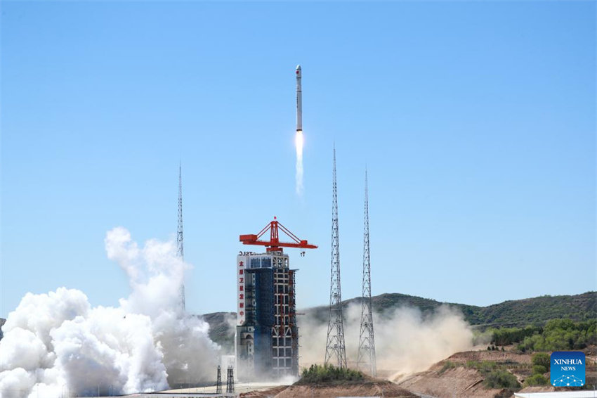 Foguete Longa Marcha-6C da China faz voo inaugural