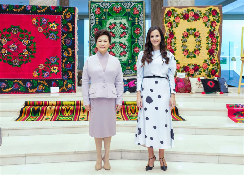 Peng Liyuan visita Museu Nacional da Sérvia