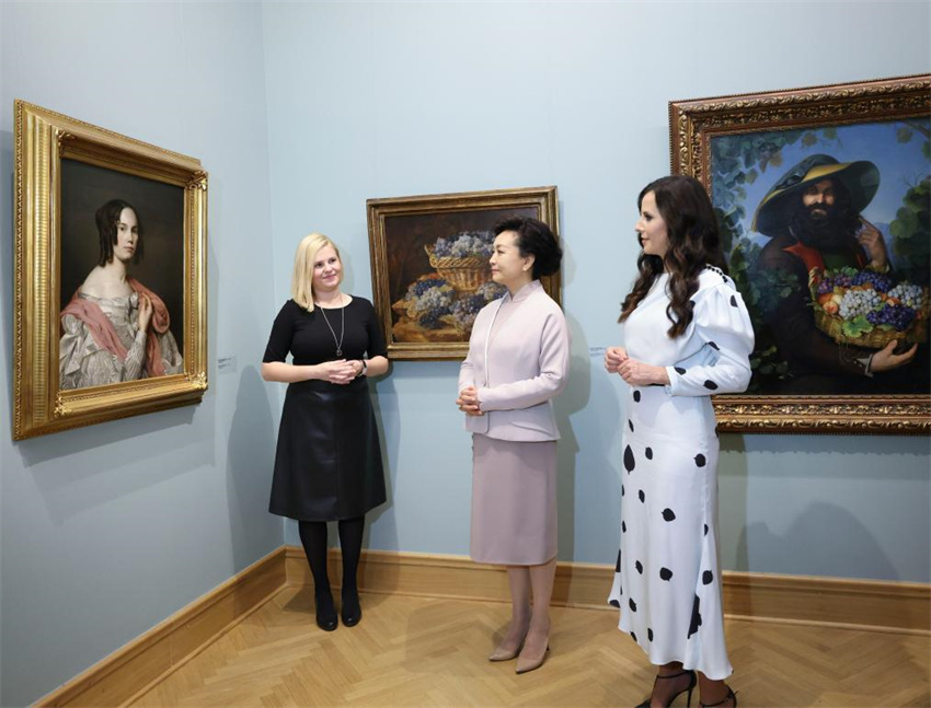 Peng Liyuan visita Museu Nacional da Sérvia