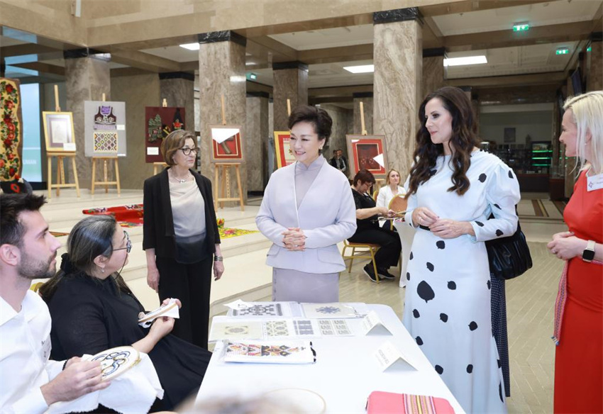 Peng Liyuan visita Museu Nacional da Sérvia