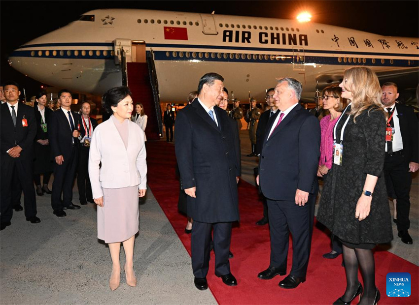 Xi Jinping chega a Budapeste para visita de Estado à Hungria