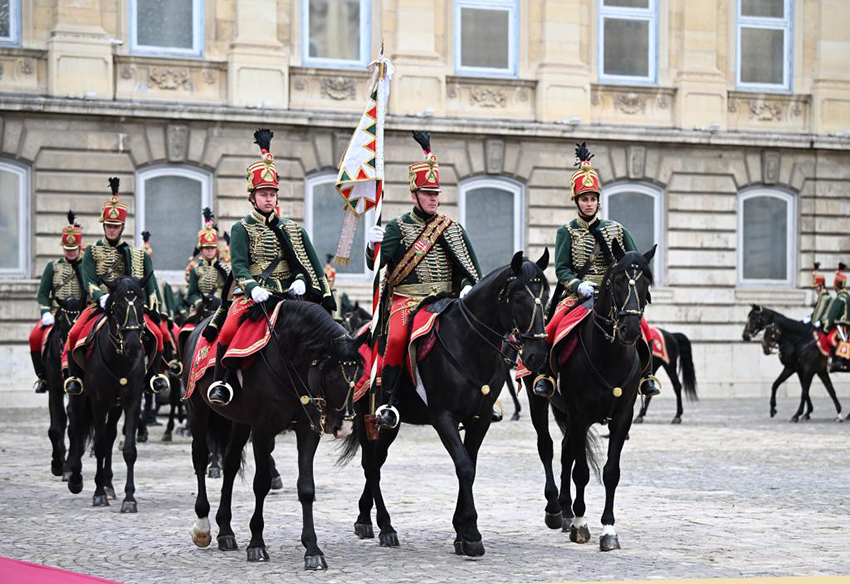 Xi Jinping participa da cerimônia de boas-vindas realizada pelo presidente Sulyok e pelo primeiro-ministro Orbán da Hungria em Budapeste