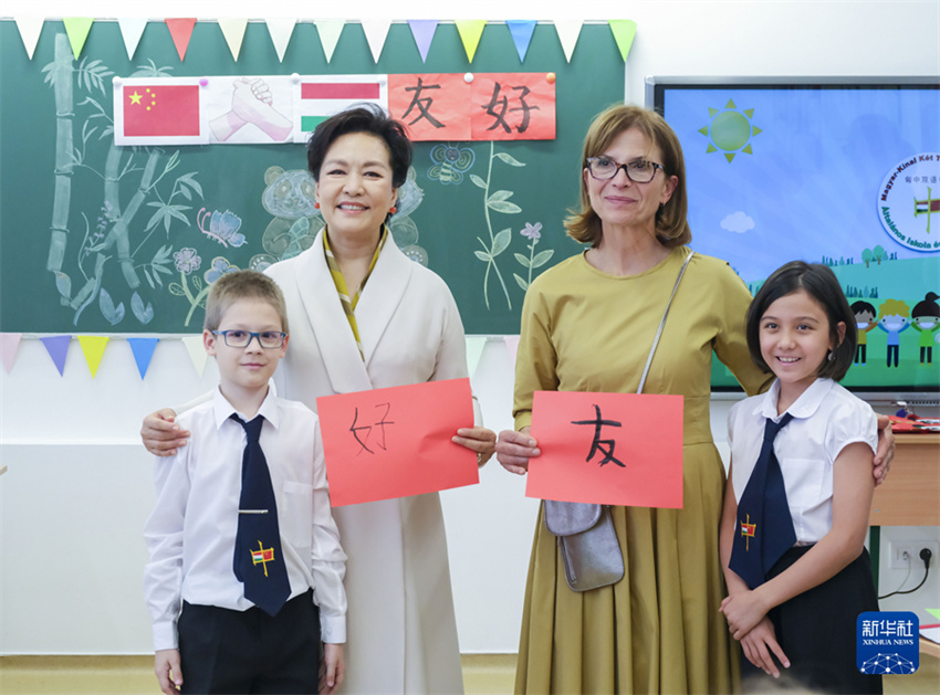 Peng Liyuan visita escola bilíngue de húngaro-chinês