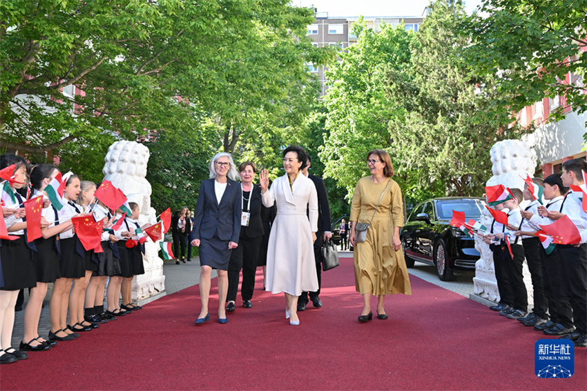 Peng Liyuan visita escola bilíngue de húngaro-chinês