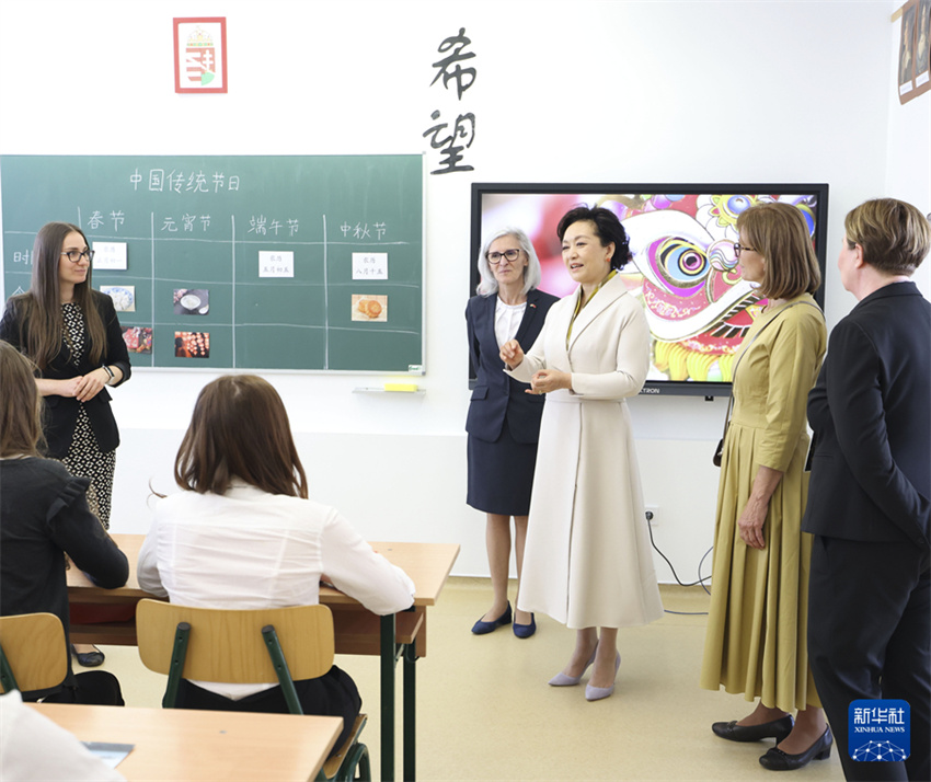 Peng Liyuan visita escola bilíngue de húngaro-chinês