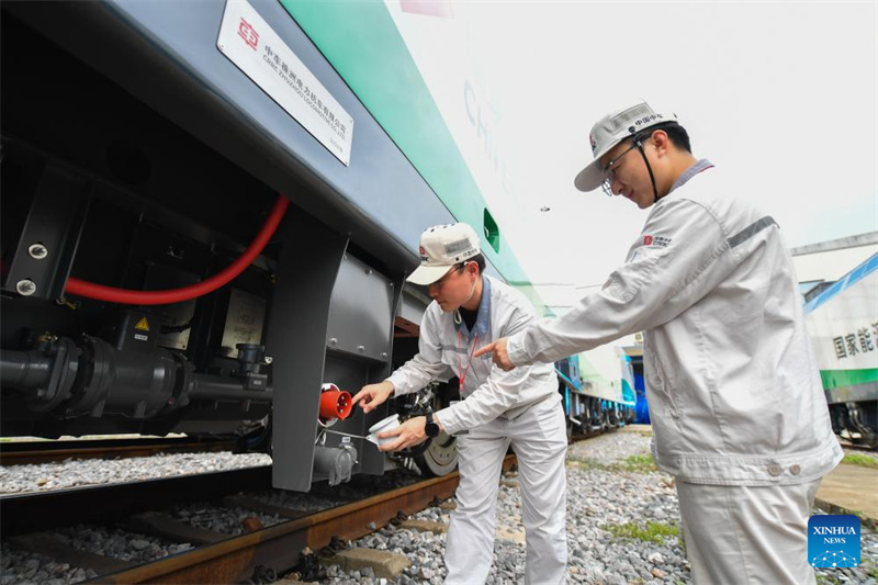 Locomotiva elétrica inteligente de transporte de mercadorias deixa linha de produção no sul da China