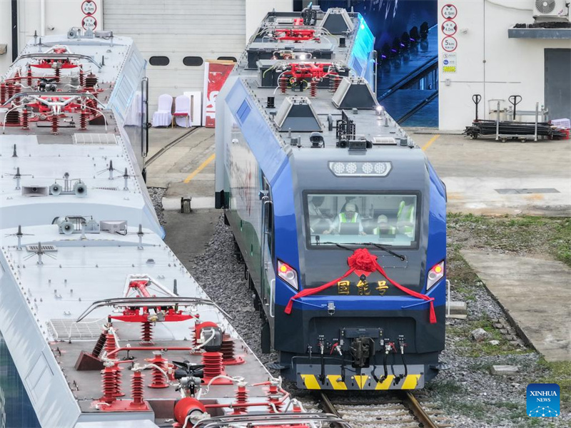 Locomotiva elétrica inteligente de transporte de mercadorias deixa linha de produção no sul da China