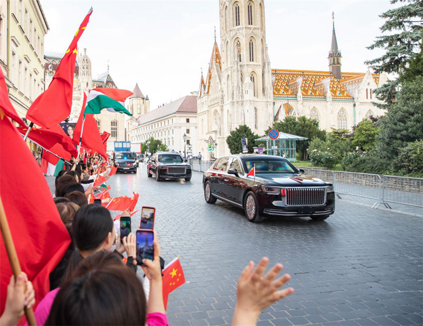 Xi Jinping deixa Budapeste após sua visita de Estado à Hungria