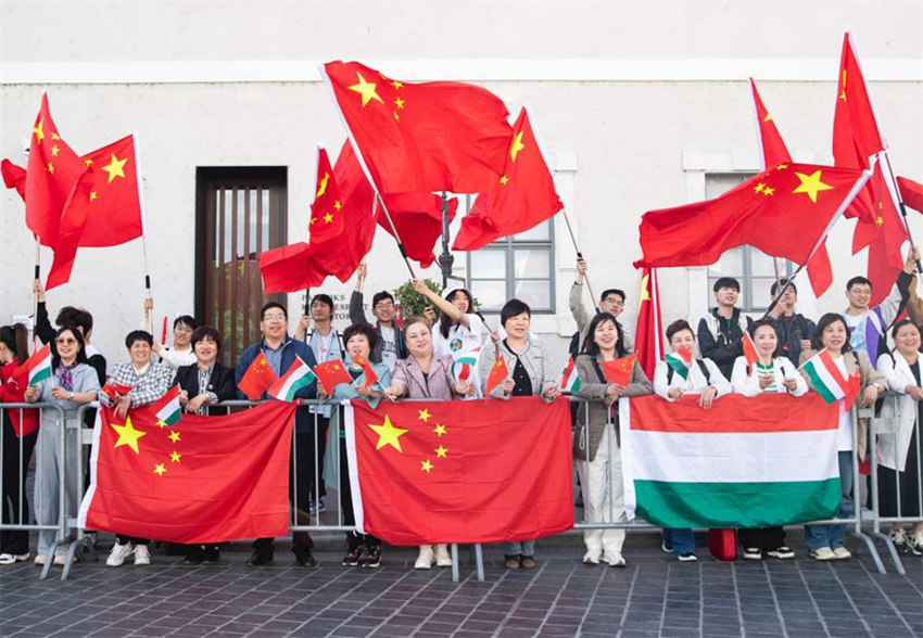 Xi Jinping deixa Budapeste após sua visita de Estado à Hungria