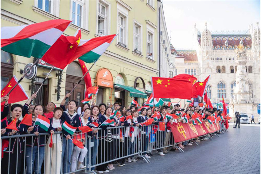 Xi Jinping deixa Budapeste após sua visita de Estado à Hungria