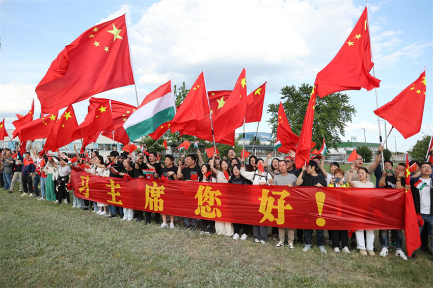 Xi Jinping deixa Budapeste após sua visita de Estado à Hungria