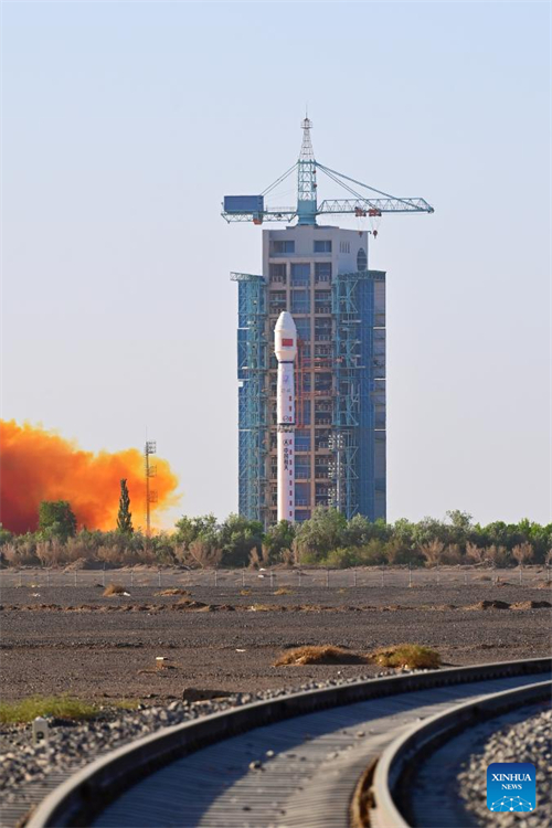 China lança foguete Longa Marcha 4C para enviar novo satélite