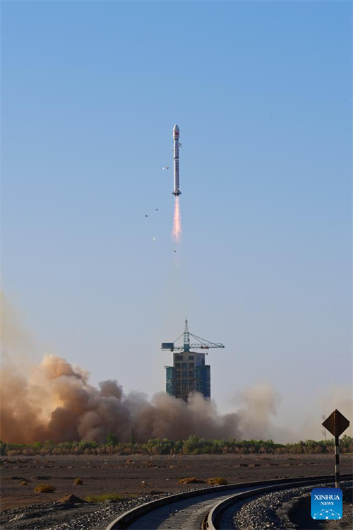 China lança foguete Longa Marcha 4C para enviar novo satélite