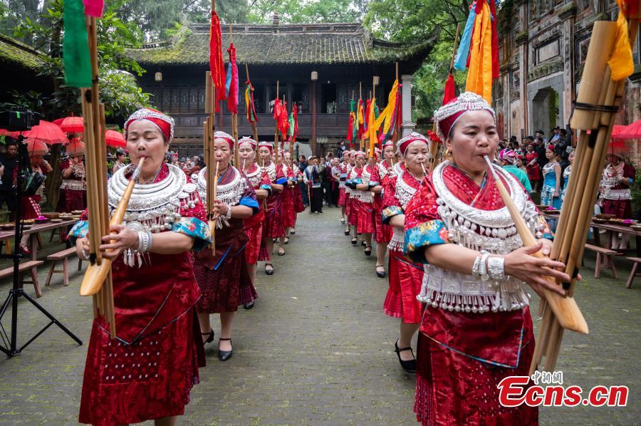 Festival folclórico Siyueba é celebrado em Guizhou