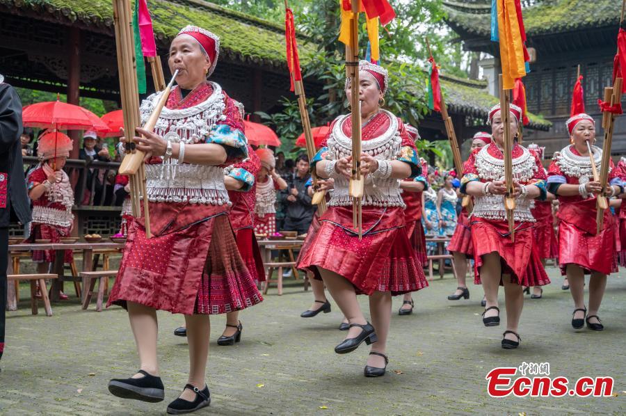 Festival folclórico Siyueba é celebrado em Guizhou