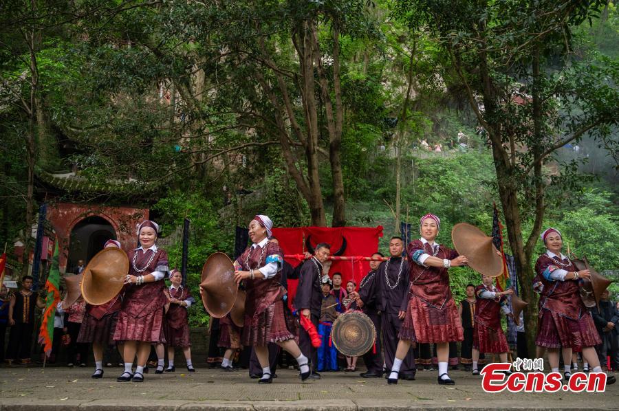 Festival folclórico Siyueba é celebrado em Guizhou