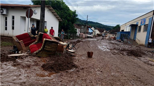 Governo brasileiro anuncia mais medidas para ajudar ao Rio Grande do SulO governo federal anunciou na quarta-feira uma série de medidas de auxílio à população do Rio Grande do Sul atingida pela catástrofe climática que já causou 149 mortes e deixou mais de 600.000 pessoas fora de suas casas. 