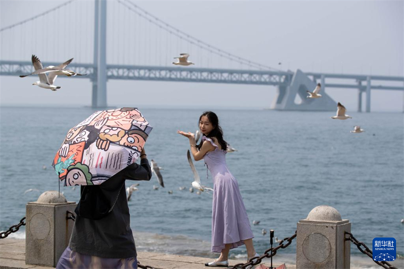 Início do verão traz alta temporada turística para Dalian, cidade no nordeste da China