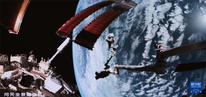 Tripulação da Shenzhou-18 completa primeira caminhada espacial