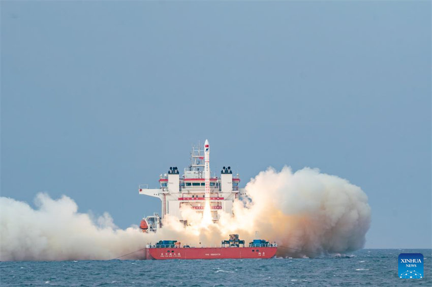 Foguete comercial da China lança satélites do mar