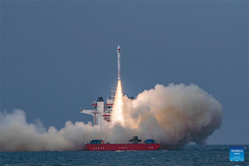 Foguete comercial da China lança satélites do mar