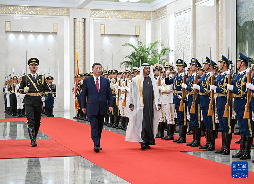 Xi Jinping realiza conversações com presidente dos Emirados Árabes Unidos