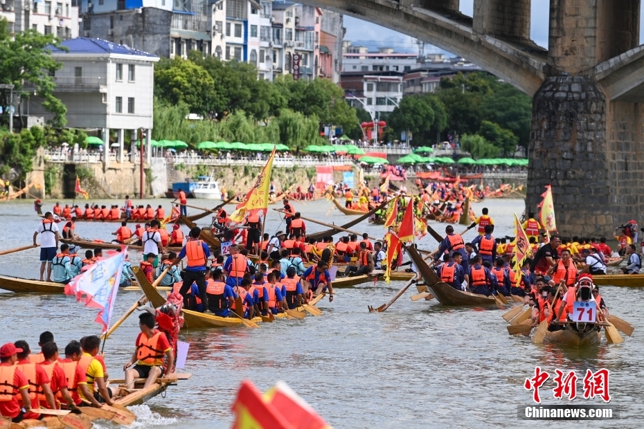 Hunan: corrida de barcos do dragão bate recorde do Guinness World Records