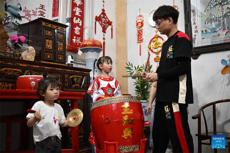 Menina de 5 anos pratica dança Yingge em Guangdong