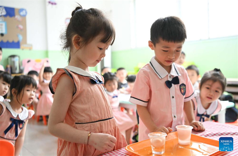 Menina de 5 anos pratica dança Yingge em Guangdong