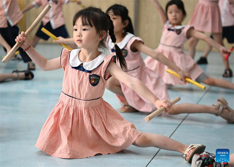 Menina de 5 anos pratica dança Yingge em Guangdong