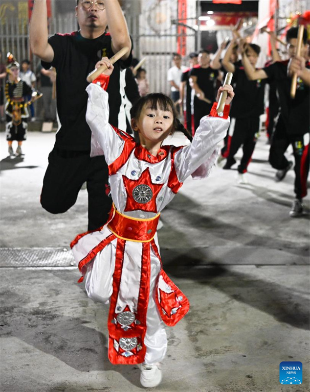 Menina de 5 anos pratica dança Yingge em Guangdong