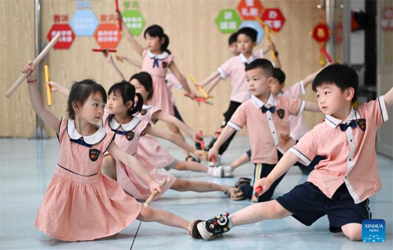 Menina de 5 anos pratica dança Yingge em Guangdong