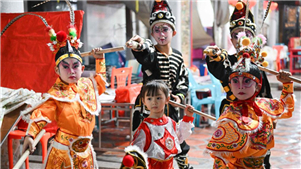  Menina de 5 anos pratica dança Yingge em Guangdong Com os esforços crescentes das organizações locais para trazer o património cultural imaterial para os campi e comunidades, cada vez mais jovens estão optando pela prática da dança Yingge.