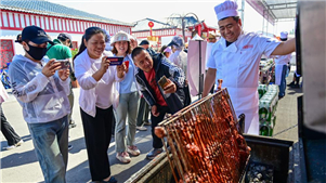  Xinjiang realiza primeiro concurso de culinária de carneiro Bashbay O condado de Yumin, na Região Autônoma de Xinjiang, realizou o primeiro Concurso de Culinária de Carneiro Bashbay, no domingo (2) , atraindo vários apreciadores de gastronomia. 