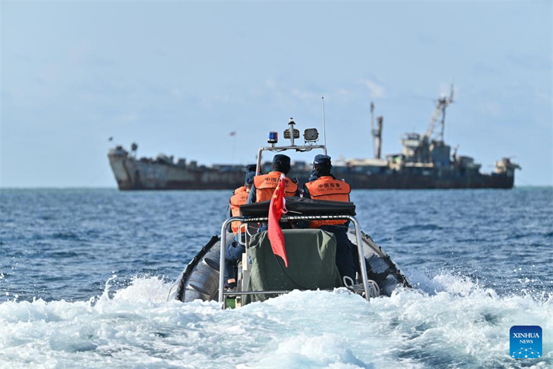 Tripulação da marinha filipina em navio encalhado ilegalmente destrói redes de pesca chinesas