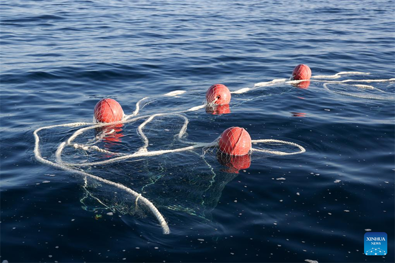 Tripulação da marinha filipina em navio encalhado ilegalmente destrói redes de pesca chinesas