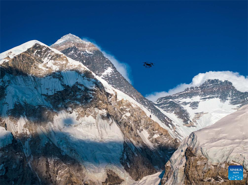 DJI faz 1º teste bem-sucedido no mundo de entrega por drone no Monte Qomolangma