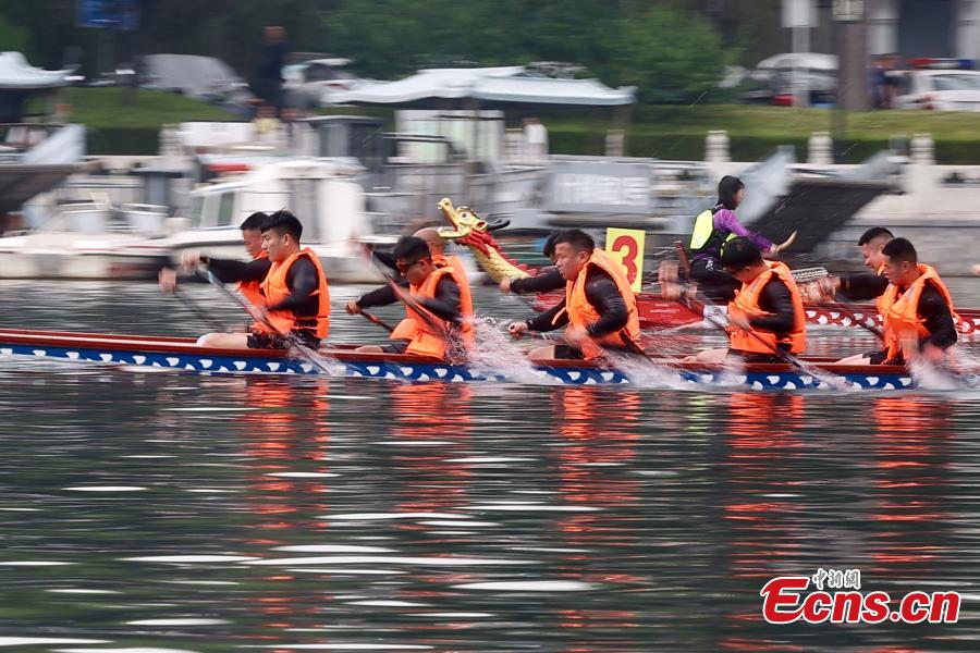 Beijing celebra Festival do Barco-Dragão com corrida no lago Shichahai