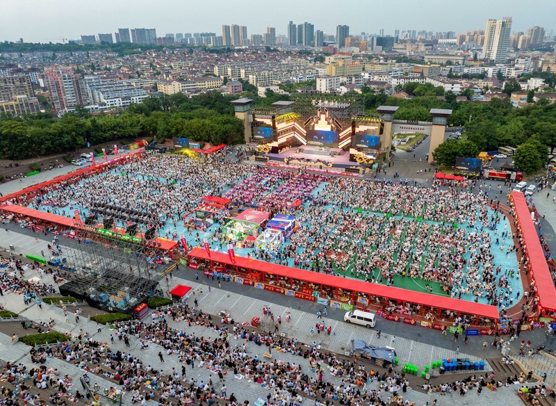 Festival do lagostim dá início a festa gourmet de verão no leste da China