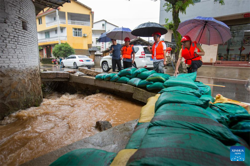 Chuvas torrenciais provocam evacuações em Fujian, leste da China