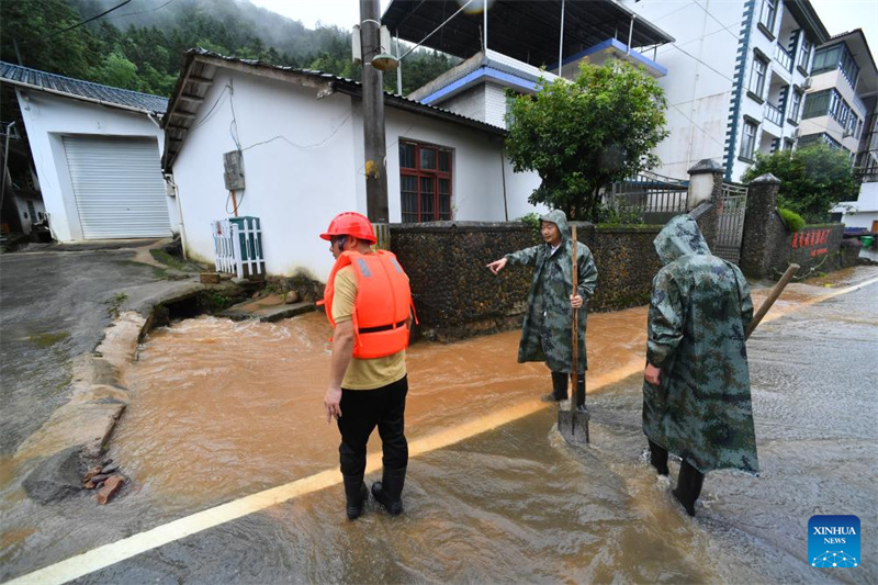 Chuvas torrenciais provocam evacuações em Fujian, leste da China